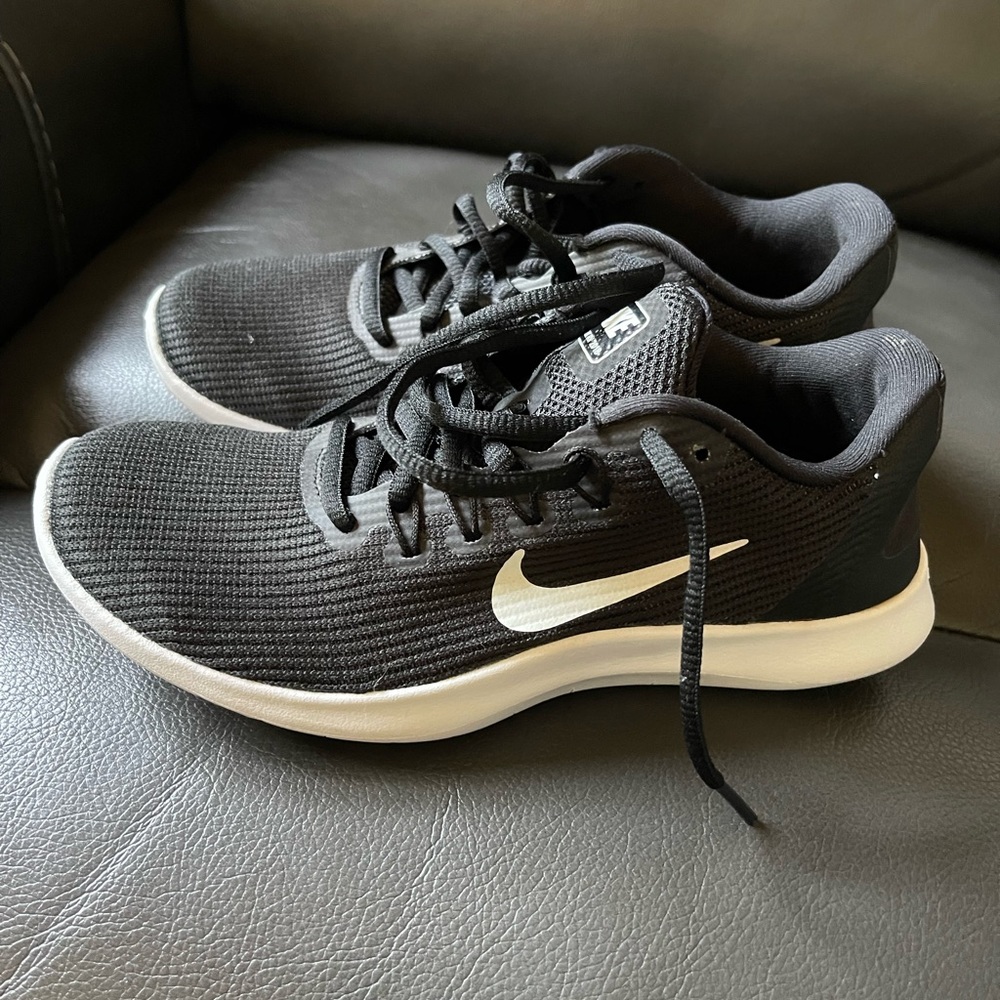 Nike tennis shoes size 6